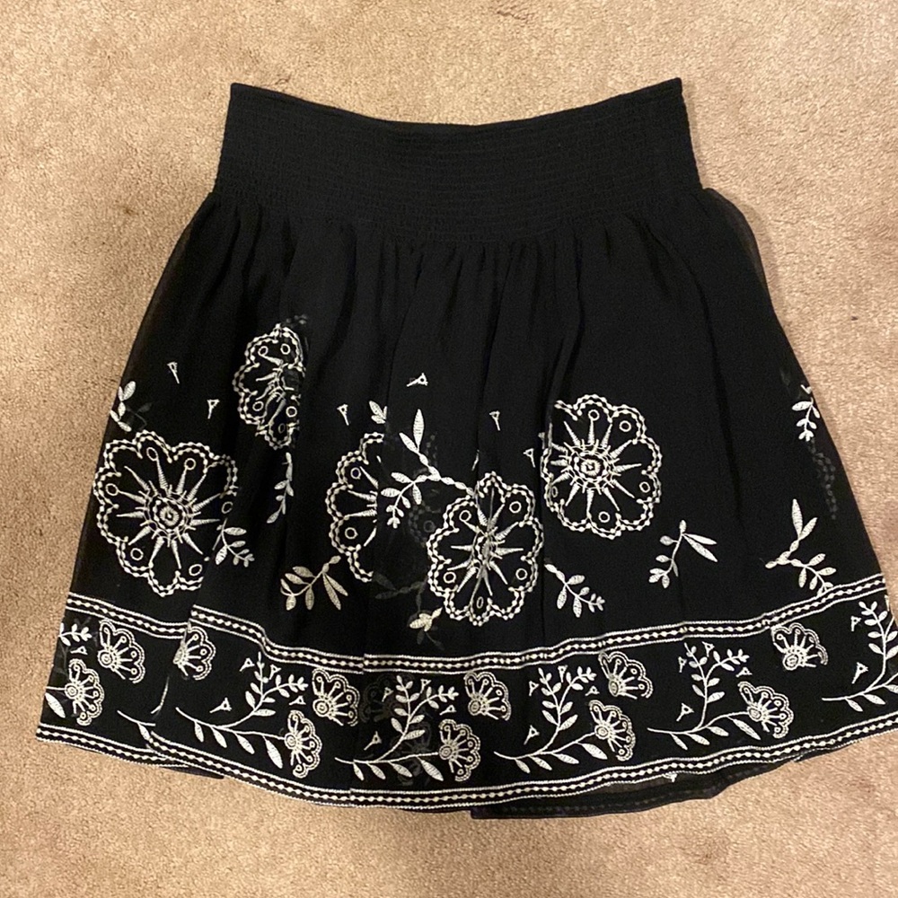 Black detailed skirt